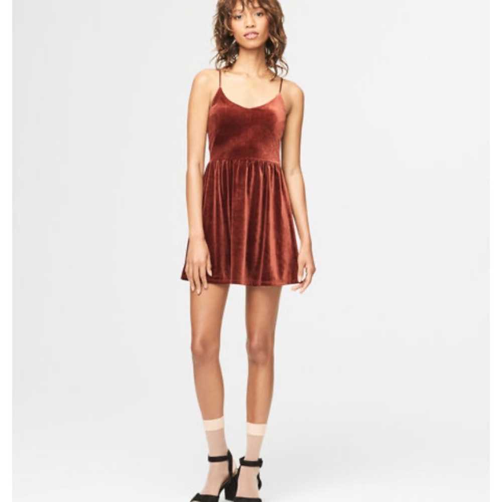 🍋 3/$25 Solid v-neck velvet fit and flare dress